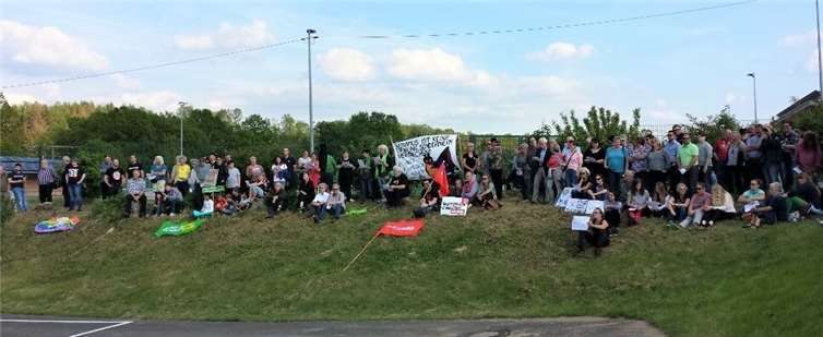 Am Tag des Grundgesetzes kamen 120 Bürgerinnen und Bürger zur Mahnwache nach Puderbach, um ein demokratisches Zeichen gegen Rechts zu setzen.Foto: privat