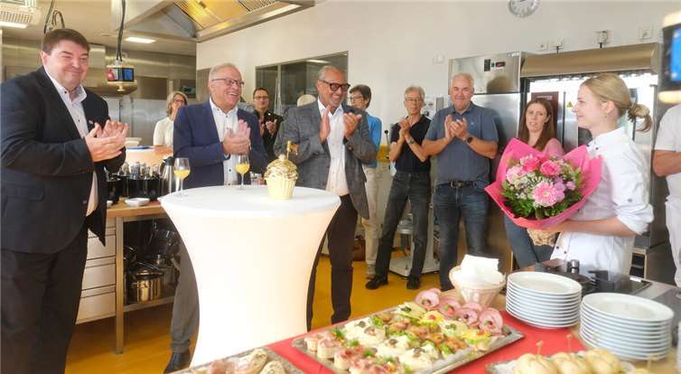 Am Tag nach dem Finale wurde Rowena Redwanz in der Konditorei im Zentrum für Ernährung und Gesundheit der HwK Koblenz von ihren Kollegen, der Geschäftsführung und Mitgliedern der Vollversammlung der HwK geehrt und ihr Erfolg bei einem gemeinsamen Brunch gefeiert.  Quelle: Michael Jordan