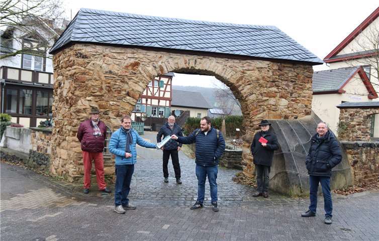 Am Torbogen des Winzervereins bekam Dirigent Julian Thiem ein Präsent überreicht. Foto: privat