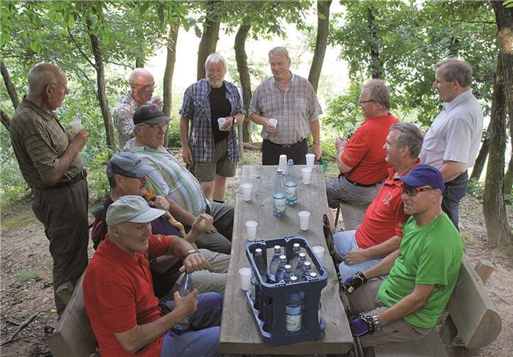 Am Tourwendepunkt war eine Pause angesagt; hier erwartete Teammitglied Herbert seine Sportfreunde mit Getränken.privat