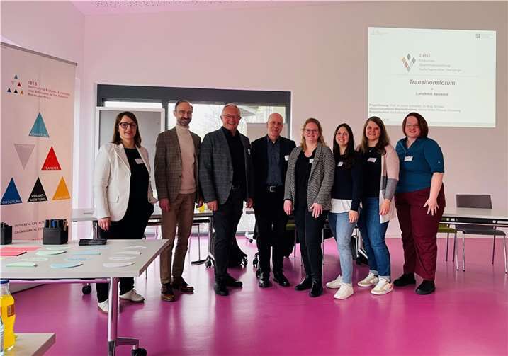 Am „Transitionsforum“ nahmen unter anderem teil (v.l.n.r.): Heike Stock (Bildungsministerium RLP), Marcus Kurz (ADD), Landrat Achim Hallerbach, Prof. Dr. Armin Schneider (IBEB), Laura Müller (Bildungsministerium RLP), Nicole Bauer (KJA), Kerstin Neckel (KJA), Melanie Schoening (IBEB)  Foto: Thomas Herschbach