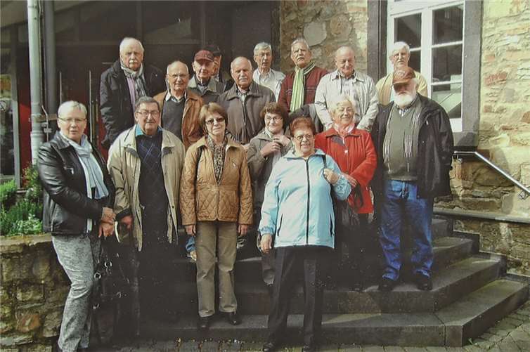 Am Treffpunkt „Alte Schule“ wurde das bei jedem Zusammenkommen obligatorische Foto geschossen. privat