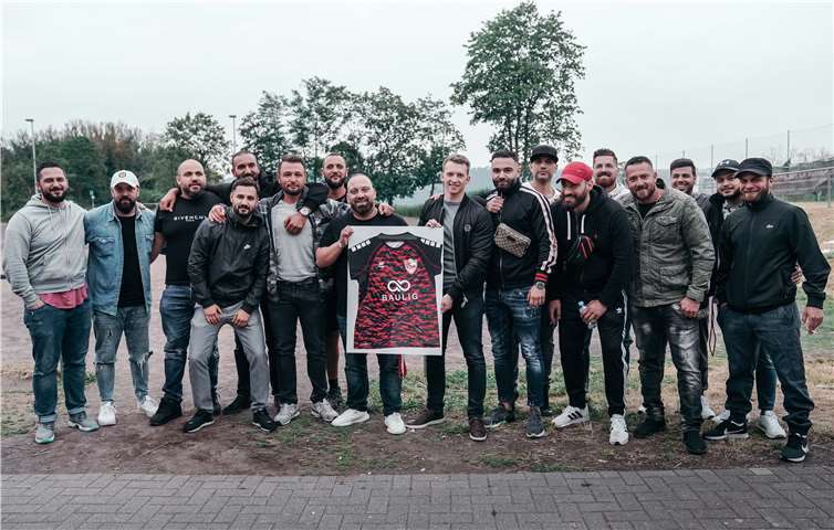 Am Trikot: Vereinsvorstand Ufuk Yilmaz (l) und Markus Baulig.Foto: privat