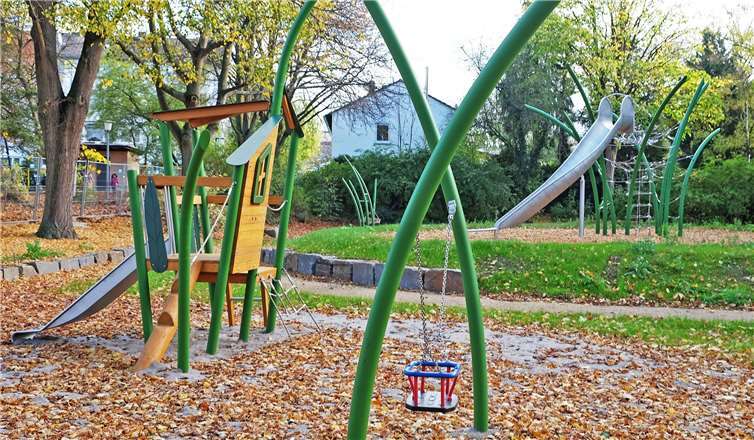 Am Ulmenweg im Raiffeisenring und an der Engerser Jakobstraße stehen Kindern attraktive Spielplätze zur Verfügung.Fotos: Stadt Neuwied