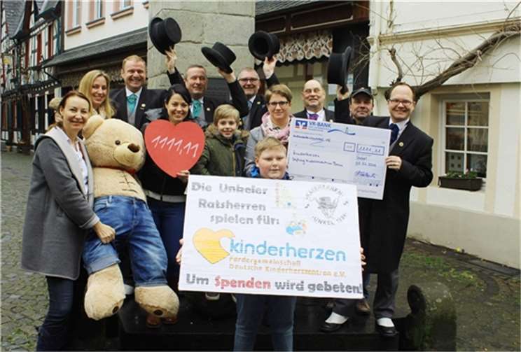 Am Unkeler Pütz übergaben die Ratsherren mit zwei „Flüssigen“ der Fördergemeinschaft der großen „Elfer“-Scheck. DL