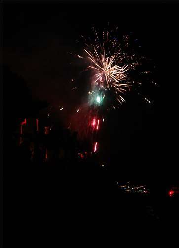 Am Unkeler Ufer wurde durch Fachkräfte das Feuerwerk aufgebaut.