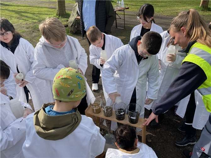 Am Untersuchungswagen der SGD Nord wurden die Grundschüler zunächst mit Laborkitteln und Schutzbrillen ausgestattet, um dann Wissenswertes über den Wasserkreislauf und die Wasserqualität zu erfahren.