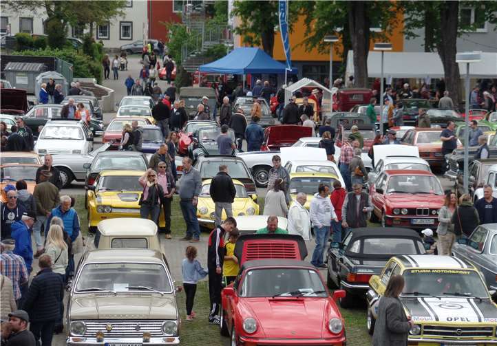 Am Veranstaltungstag waren über 400 Old- und Youngtimerfreunde vor Ort. privat