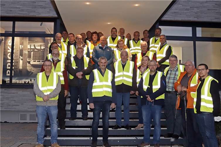 Am Verwaltungsgebäude begrüßt Geschäftsführer Michael Dickopf (Mitte) die Gäste von der FWG.  Foto: privat