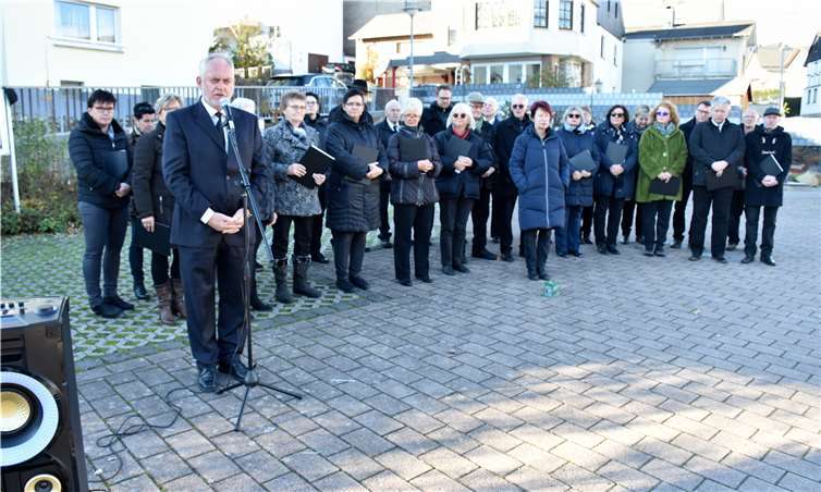 Am Volkstrauertag dankte Ortsbürgermeister Rainer Philippi dem Gesangverein für dessen Beiträge. HEP
