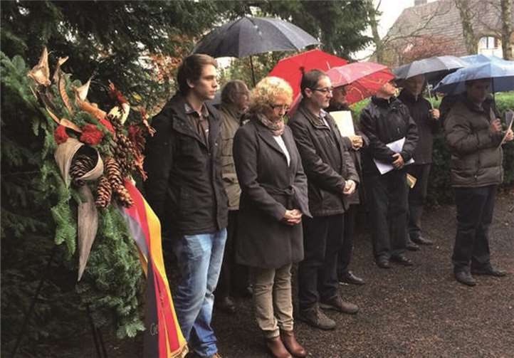 Am Volkstrauertag fanden viele Bonefelder Bürgerinnen und Bürger den Weg an die Gedenkstätte auf der Kaisereiche, um den Toten zu gedenken. privat