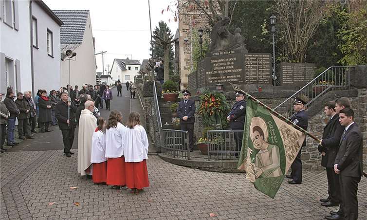 Am Volkstrauertag gedachte man auch in Waldorf der Gefallenen der Weltkriege und legte ihnen zur Ehre am Kriegerehrenmal einen Kranz nieder. -WK-
