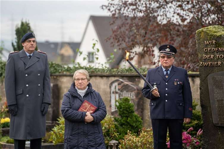 Am Volkstrauertag gedachten die Miesenheimer Einwohner zusammen mit dem Oberbürgermeister der Stadt Andernach Achim Hütten, dem Stadtbürgermeister Claus Peitz sowie den örtlichen Kommunalpolitikern in einer kleinen Gedenkfeier am Ehrenmal auf dem Friedhof den Opfern von Krieg und Gewalt.Foto: Florian Döpgen