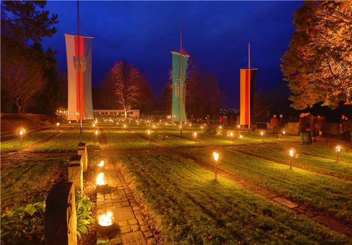 Am Volkstrauertag wird der Friedhof in Montabaur in den Abendstunden feierlich erleuchtet. Nitz Fotografie/VG Montabaur
