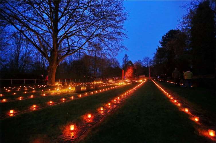 Am Volkstrauertag wird der Friedhof in Montabaur in den Abendstunden feierlich erleuchtet.  Foto: Nitz Fotografie