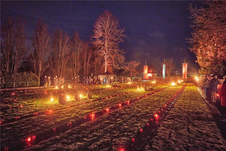 Friedensgedenkfeier zum Volkstrauertag am 16. Novembver 2025 Am Volkstrauertag wird der Friedhof in Montabaur in den Abendstunden feierlich erleuchtet. Foto: Nitz Fotografie