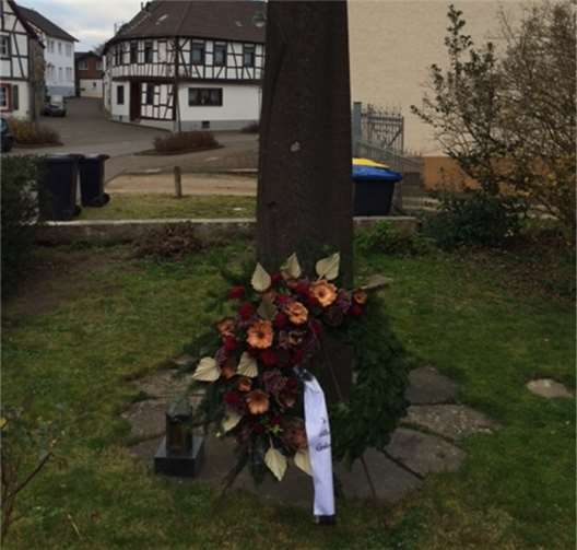 Am Volkstrauertag wurden der Toten und Verfolgten auch in Oedingen mit einer Kranzniederlegung gedacht. privat