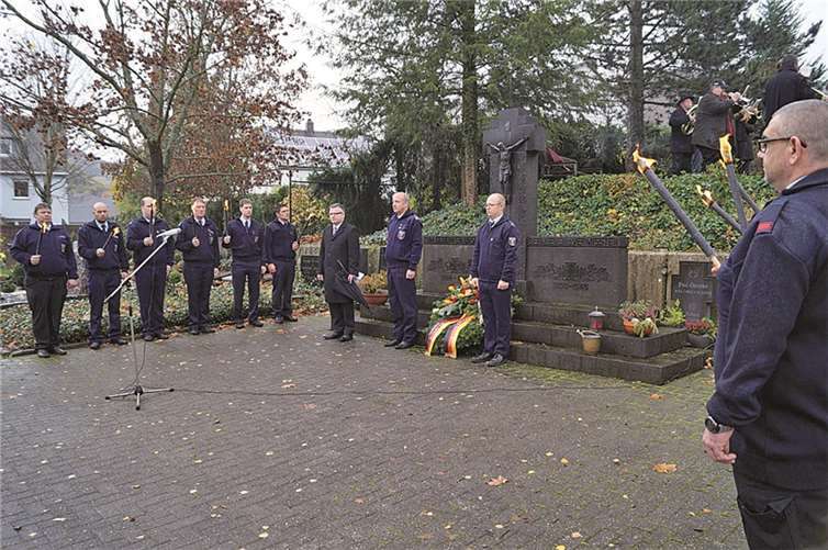 Am Volkstrauertag wurden in vielen Gemeinden an den Ehrenmalen Kränze niedergelegt. Auch in Treis wurde der Opfer von Gewalt und Krieg gedacht. TT