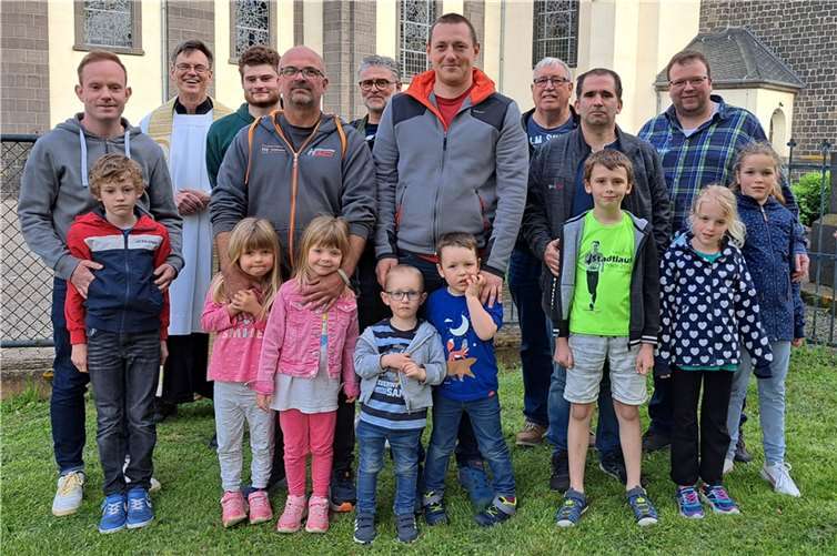 Am Vorabend vom Vatertag empfingen Väter und Kinder den Segen Gottes. Foto: Sandra Rheindorf-Weber