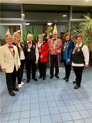 Am Vorabend zur Proklamation lud die GERAK das amtierende Prinzenpaar nebst Hofstaat und das zukünftige Prinzenpaar nebst närrischer Reisegesellschaft, sowie Vertreter des Festausschusses, der Korps, der Gesellschaften, Andernacher Bürgerinnen und Bürger sowie die Stadtspitze zum bunten Stelldichein in die Bürgerhalle nach Miesenheim ein. Foto: privat