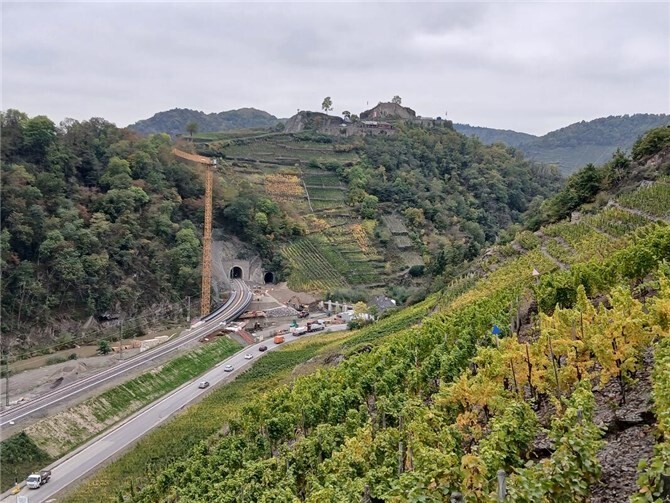 Am Vormittag des 22. Oktober 2025 wird die letzte große Radwegebrücke, die sogenannte „Saffenburgbrücke“, im Verlauf des Ahr-Radweges bei Mayschoß entlang der B 267 eingehoben.Foto: Silke Rothenberger/LBM 