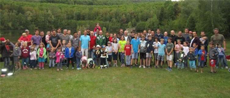 Am Waldsee empfingen Väter und Kinder den Segen Gottes.privat