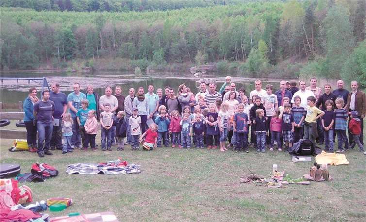 Am Waldsee empfingen Väter und Kinder den Segen Gottes. Privat