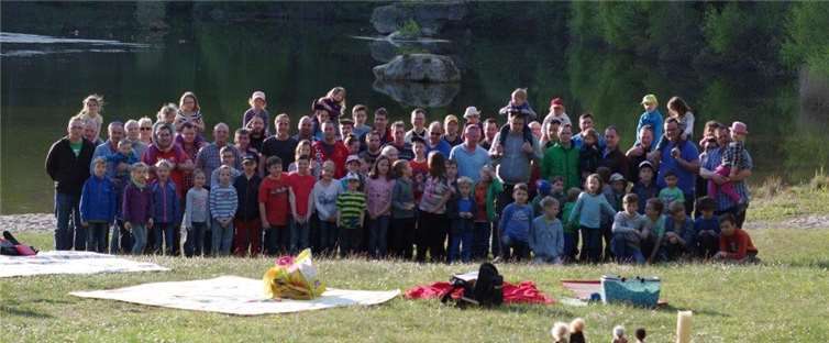 Am Waldsee empfingen Väter und Kinder den Segen Gottes. privat