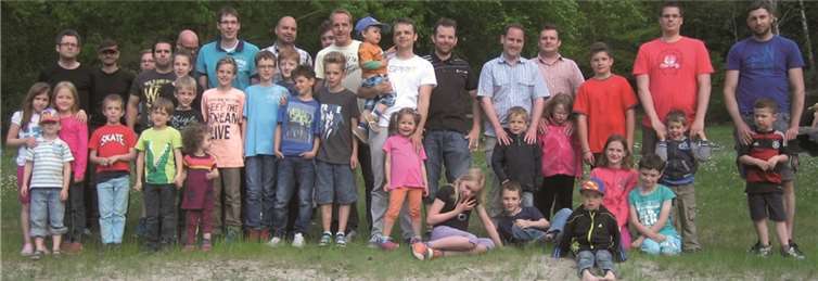 Am Waldsee empfingen Väter und Kinder den Segen Gottes. privat