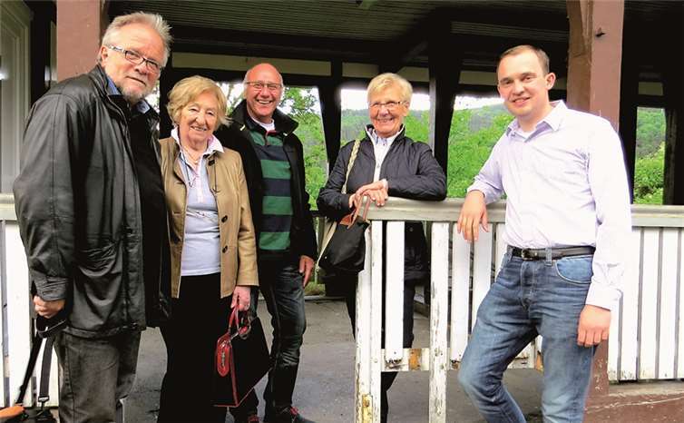 Am Walporzheimer Bahnhof (v.li.): Werner Jahr, Vorsitzender der AG 60 plus im Kreis Ahrweiler, Anne Turiaux aus Remagen, Mitglied im Landesvorstand der AG 60 plus, Gregor Sebastian, Ortsvorsteher von Walporzheim Anneliese Schwickert aus Bad Breisig und Jörn Kampmann, Vorsitzender des SPD Ortsvereins Bad Neuenahr-Ahrweiler.privat