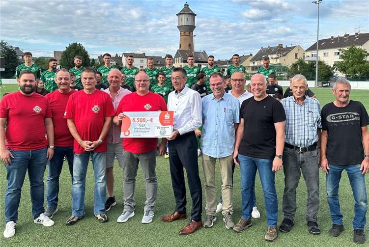 Am Wasserturm hält man zusammen: Die Verantwortlichen des FV Engers übergaben jetzt den symbolischen Spendenscheck über 6500 Euro an die GEK. Unser Bild zeigt (von links) Aaron Seeberg, Thomas Wilhelmus, Frank Oestereich Patrick Twardy, Ansgar Schunkert, Martin Hahn, Rainer Hildebrand, Seven Wielpütz, Guido Melmer, Heinz Keuler und Achim Splettstößer.Foto: Ulf Steffenfauseweh