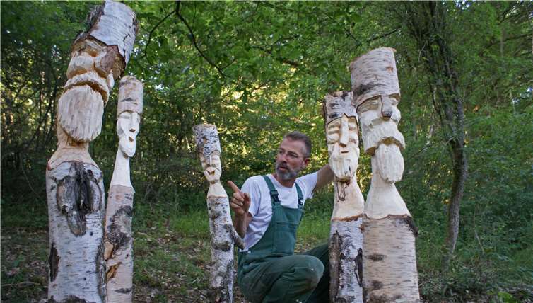Am Wegrand des Sahrbachweges (Kreuzberg – Kirchsahr) sind die eindrucksvollen Holzskulpturen ausgestellt. Fotos:privat