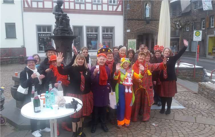 Am Weiberdonnerstag feierten die Treiser Möhnen gemeinsam im Dorf. privat