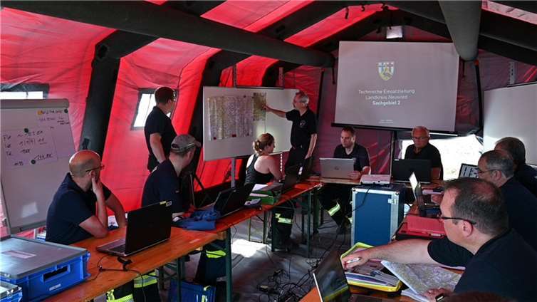 Am Weiherhof in Rheinbrohl richtet sich die Technische Einsatzleitung des Landkreises Neuwied ein und koordiniert die Einsatzmaßnahmen.