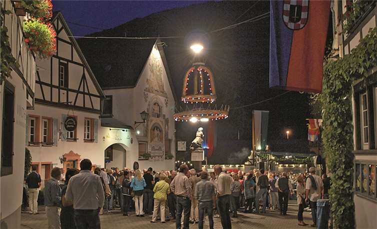 Am Weinbrunnen ließ man es sich noch einmal gut gehen, bevor das Feuerwerk den Abschluss einläutete.US