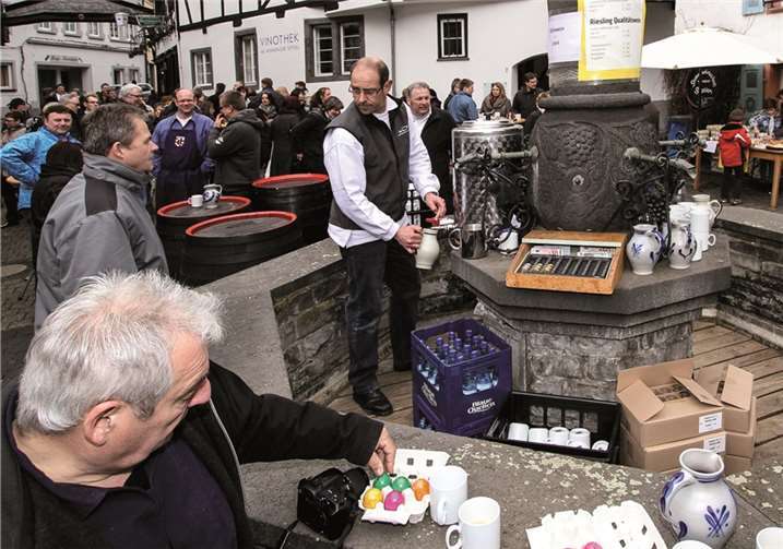 Am Weinhexbrunnen gab es außer Eier auch noch Gutes zu Trinken.