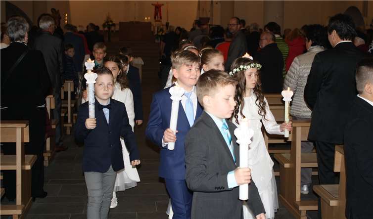 Am Weißen Sonntag zogen die Kommunionkinder mit brennenden Kerzen in die Pfarrkirche ein.  -TE