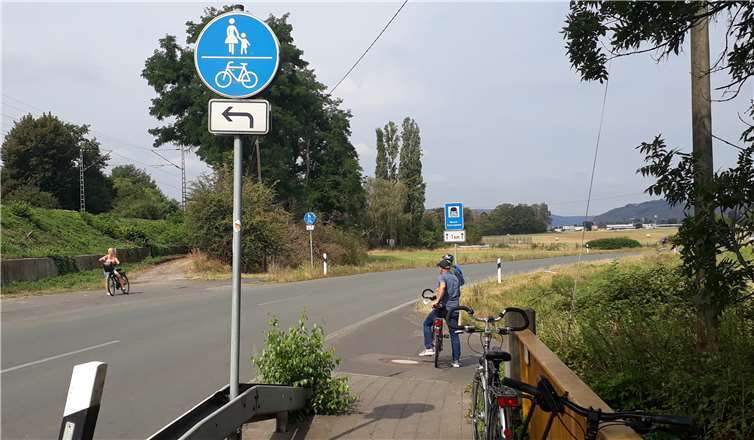 Am Weißenthurmer Ortseingang aus Richtung Andernach muss der Radfahrer die viel befahrene L121 überqueren, um auf der gegenüberliegenden Straßenseite einen kaum benutzbaren aber benutzungspflichtigen Radweg zu befahrenQuelle: FWG Weißenthurm