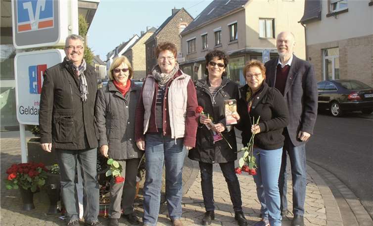 Am Weltfrauentag verteilte die ASF Mendig rote Roten. privat