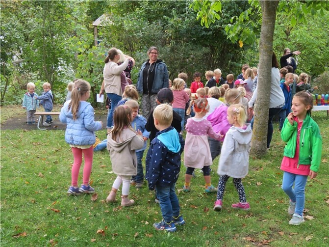 Am Weltkindertag treffen sich alle Kinder zum Feiern auf dem Außengelände.  Foto: privat