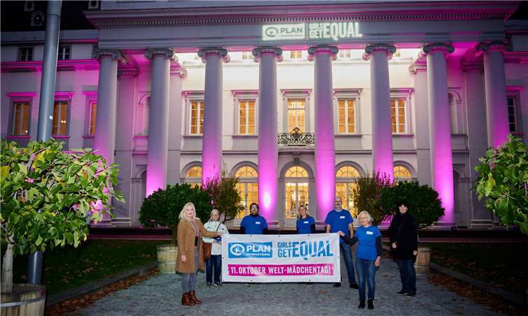 Am Weltmädchentag vor dem koblenzer Schloss.Fotos: Ernst Dolkemeier