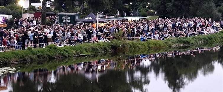Wied in Flammen: Feuriges Spektakel in 60 Metern Höhe Am Wiedufer waren die beste Plätze für die Sicht auf das Feuerwerk schon früh belegt.
