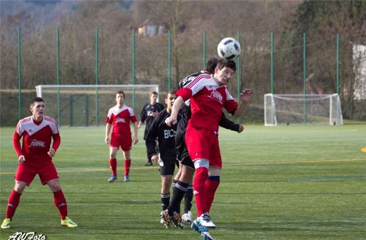 Am Wochenende wird es wieder hoch her gehen auf dem Bad Emser Kunstrasen, wie hier im Spiel gegen Hundsangen. AWFoto