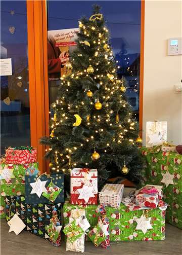 Am Wunschbaum hingen in der Adventszeit die Wünsche der Kinder, die die Mitglieder des Gesundheitszentrums erfüllen konnten.