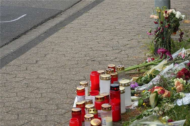 Am Zebrastreifen auf der Straße "Neuer Weg" wurde eine 37-jährige von einem Auto erfasst und starb wenig später.Fotos: FF