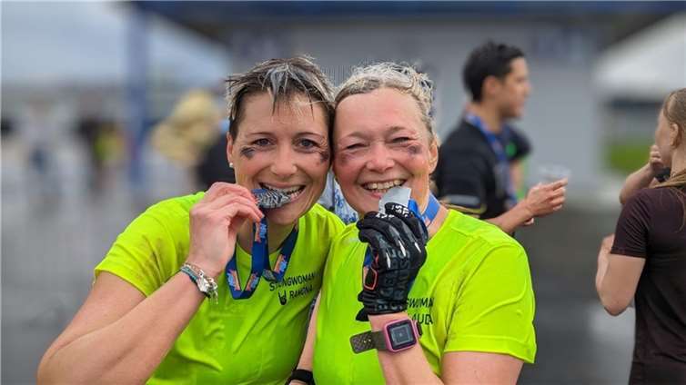 Am Ziel: Ramona Assmann und Claudia Heitz.