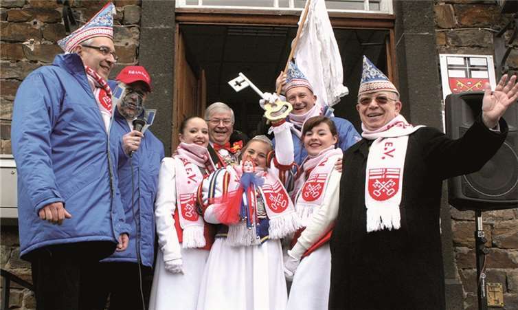 Am Ziel ihrer Träume reckte Lena I. triumphierend den Ratshausschlüssel in die Höhe. DL
