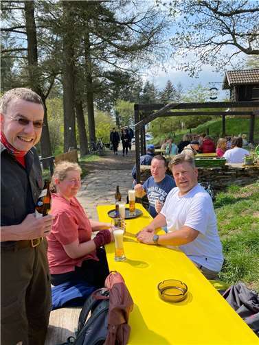 Am Ziel versorgten sich die Wanderer mit gut bürgerlichem Essen und Erfrischungsgetränken. Foto: privat