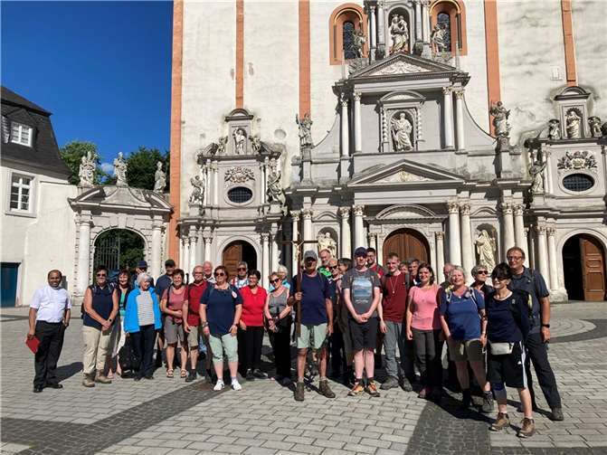Am Ziel vor der Matthiaskirche in Trier mit Pater Majobi (1.v.l.) und Organisator Joachim Plitzko (1.v.r.).  Fotos: privat