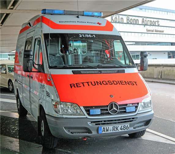 Serviceleistung für aktive und passive Rotkreuzmitglieder Am Zielhflughafen Köln-Bonn wartete bereits der Rettungswagen vom DRK-Ortsverein Niederzissen e.V., der Maria A. heimatnah in eine Koblenzer Klinik transportierte. Thorsten Trütgen